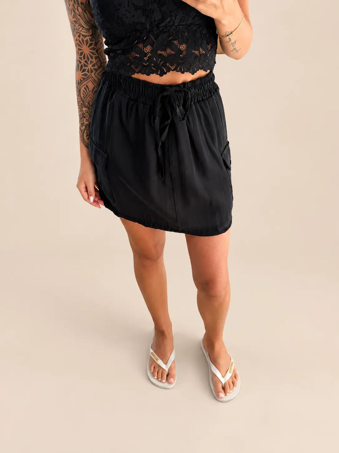 Cargo Rock Damen in Schwarz mit Bindebund und Spitzentop | Lisa’s Boutique