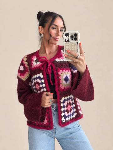 Bordeauxfarbener Crochet Cardigan mit buntem Muster | Lisa’s Boutique