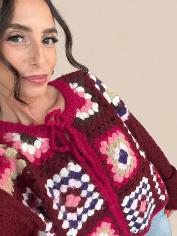 Bordeauxfarbener Crochet Cardigan mit Häkelmuster | Lisa’s Boutique