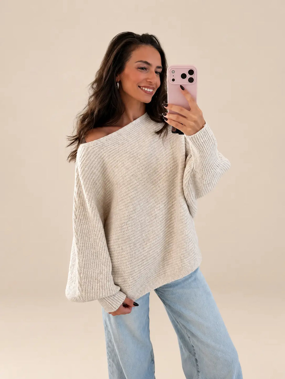 Eleganter Pullover Damen in Creme mit weitem Ausschnitt und weiten Ärmeln, Detailansicht | Lisa’s Boutique