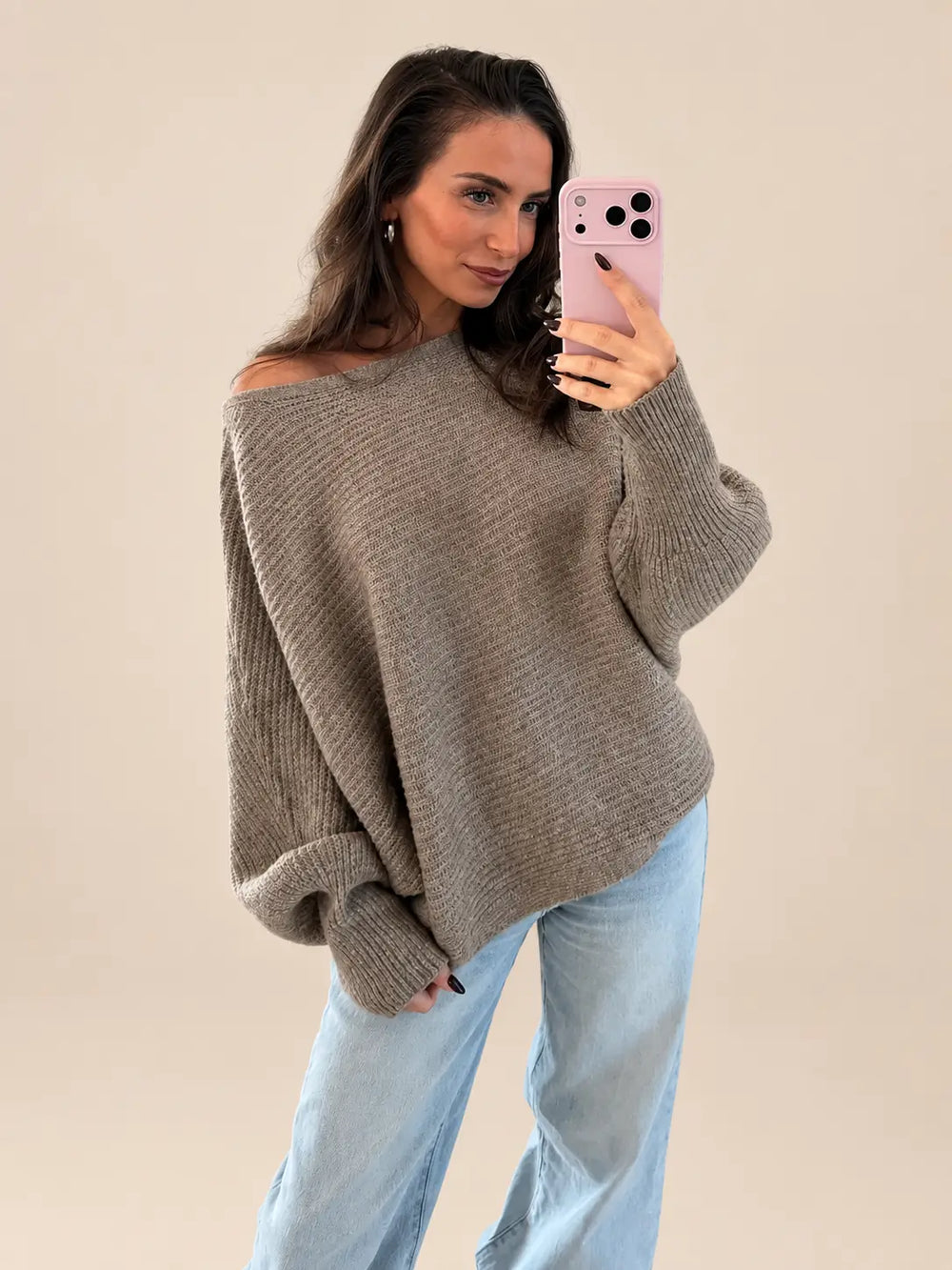 Eleganter Pullover Damen in Taupe mit weitem Ausschnitt und lockerem Fall | Lisa’s Boutique