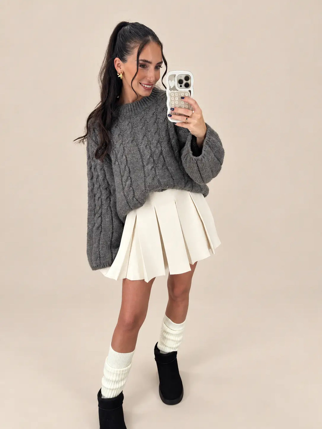Zopfmuster Pullover Damen in Grau im Outfit mit Faltenrock | Lisa’s Boutique