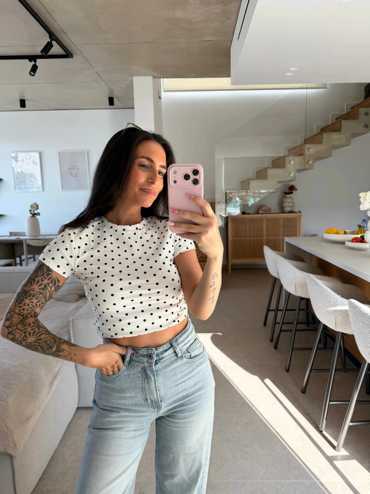 Getailleerd T-shirt met Stippen – Wit – gedragen door een model | Lisa’s Boutique
