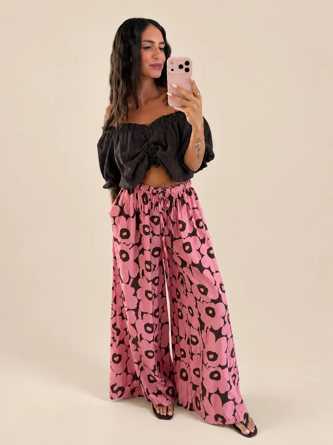 Flowerprint Hose Damen in Braun und Rosa mit weitem Bein, Ganzkörperansicht | Lisa’s Boutique