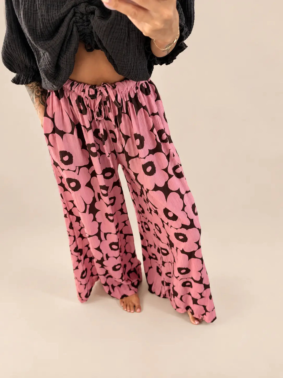 Flowerprint Hose Damen in Braun und Rosa mit Bindeband, Vorderansicht | Lisa’s Boutique