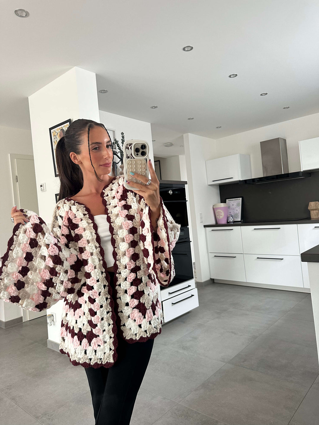 Modell trägt gehäkelten Cardigan mit Blumenmuster – lisasboutique.de