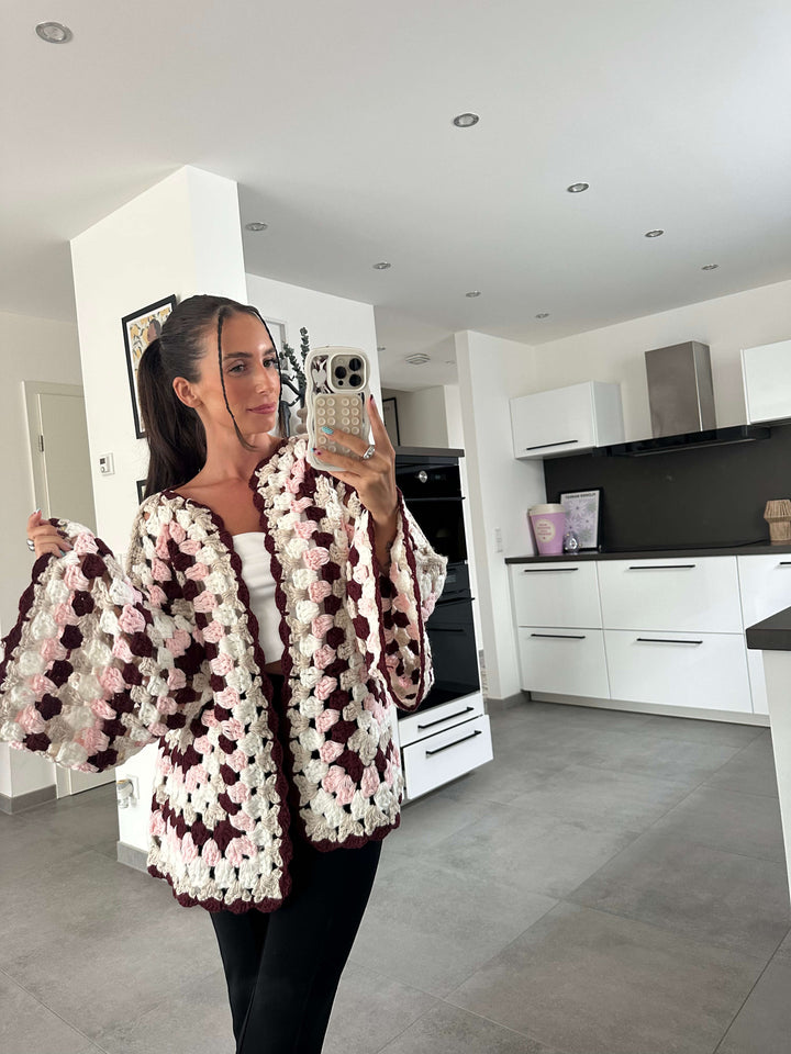 Modell trägt gehäkelten Cardigan mit Blumenmuster – lisasboutique.de