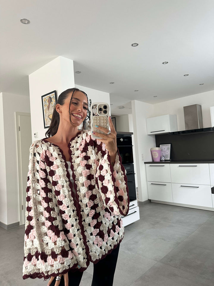 Model Lisa trägt gehäkelten Cardigan mit Blumenmuster und weiten Ärmeln – lisas-boutique.de