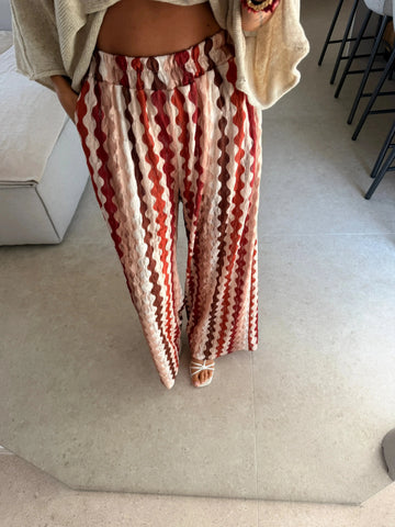 Pantaloni a fantasia donna in beige, riflesso nello specchio con dettaglio della gamba | Lisa’s Boutique