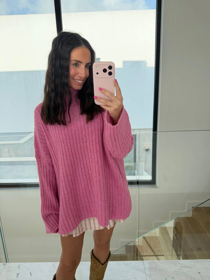 Gerippter Strickpullover in Rosa – am Model | Lisa’s Boutique