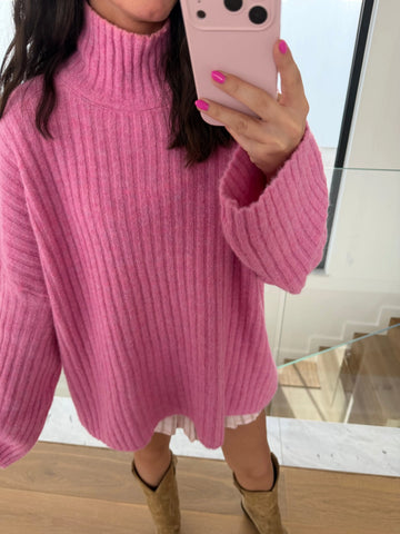 Maglione a coste donna in rosa, primo piano della maglia a coste e del colletto alto | Lisa’s Boutique