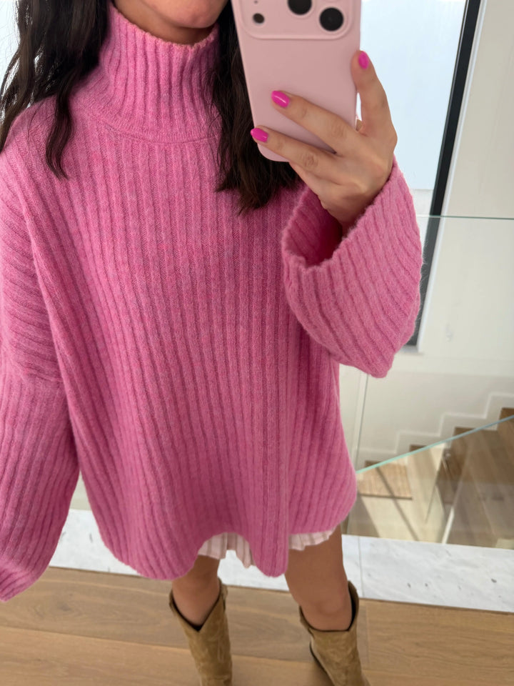 Gerippter Strickpullover in Rosa – Nahansicht am Model | Lisa’s Boutique