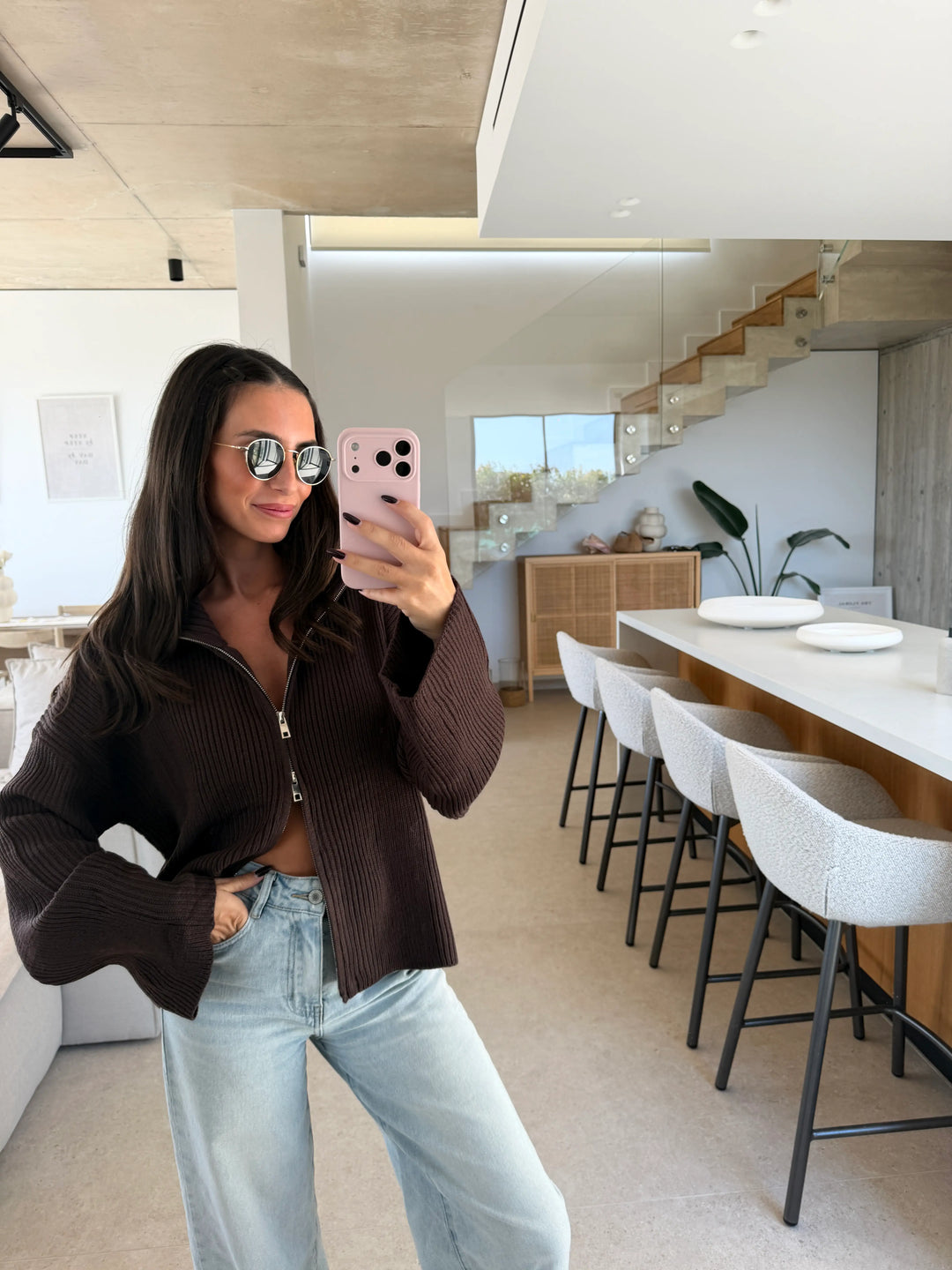 Brązowy damski kardigan na zamek z szerokimi rękawami, zdjęcie w lustrze w salonie z jeansami | Lisa’s Boutique