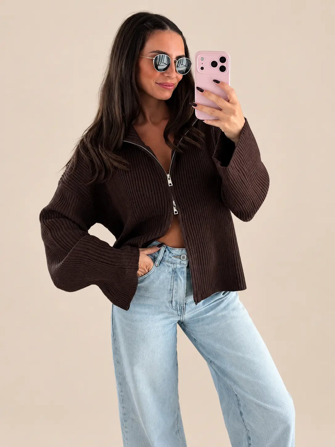 Geribbeld vest dames in Bruin met rits en opstaande kraag, spiegelfoto in de studio met jeans | Lisa’s Boutique