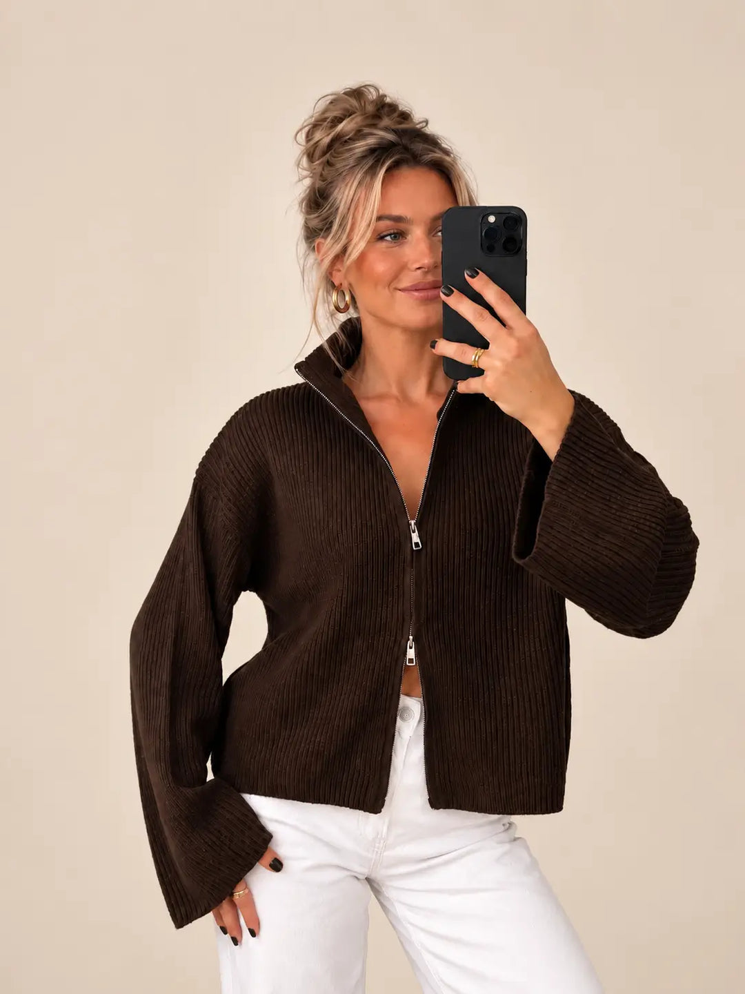 Gerippter Zip-Cardigan Damen in Braun mit Reißverschluss und weiten Ärmeln | Lisa’s Boutique
