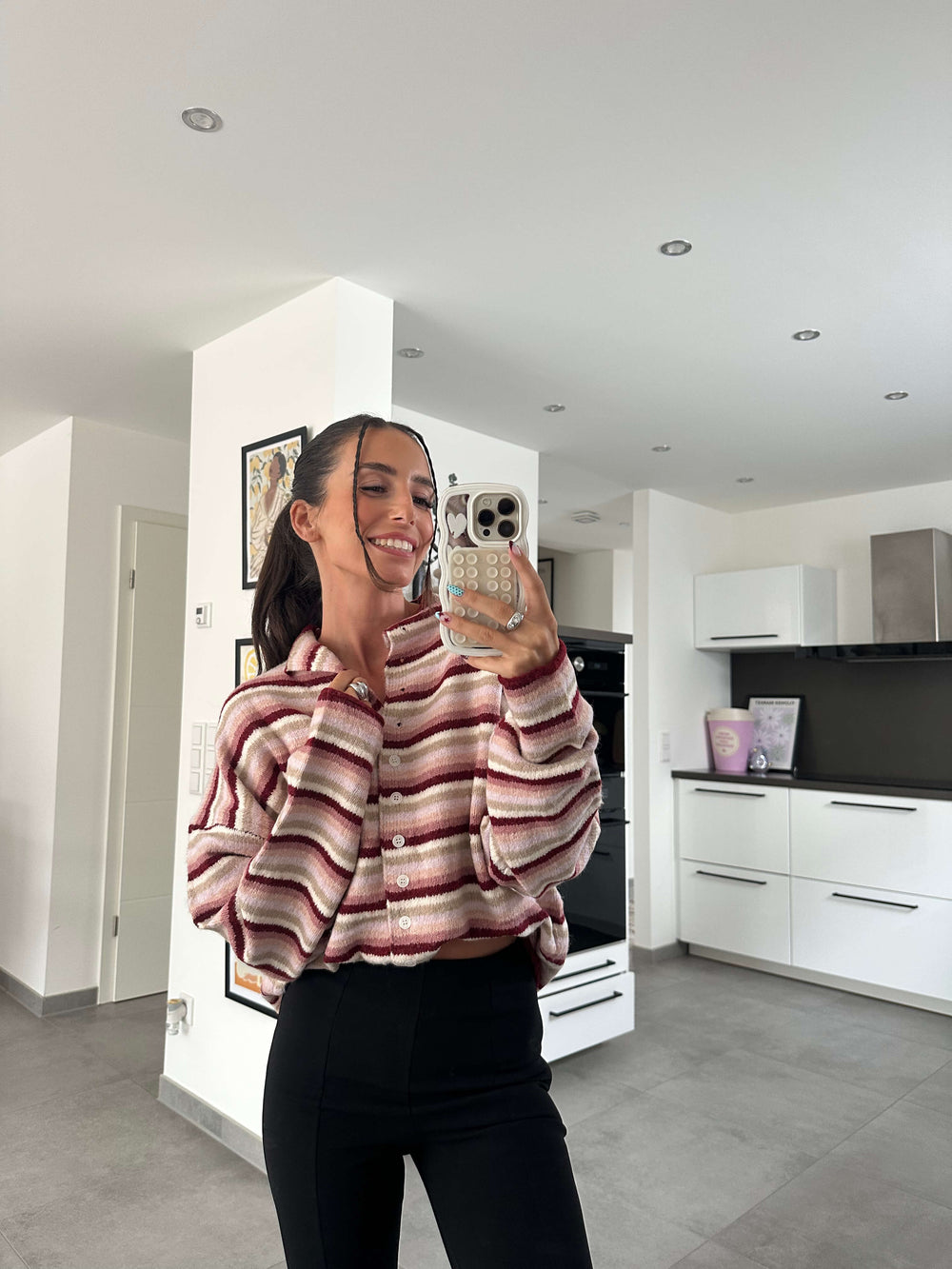 Model Lisa trägt gestreifte Bluse mit Knopfleiste – lisas-boutique.de