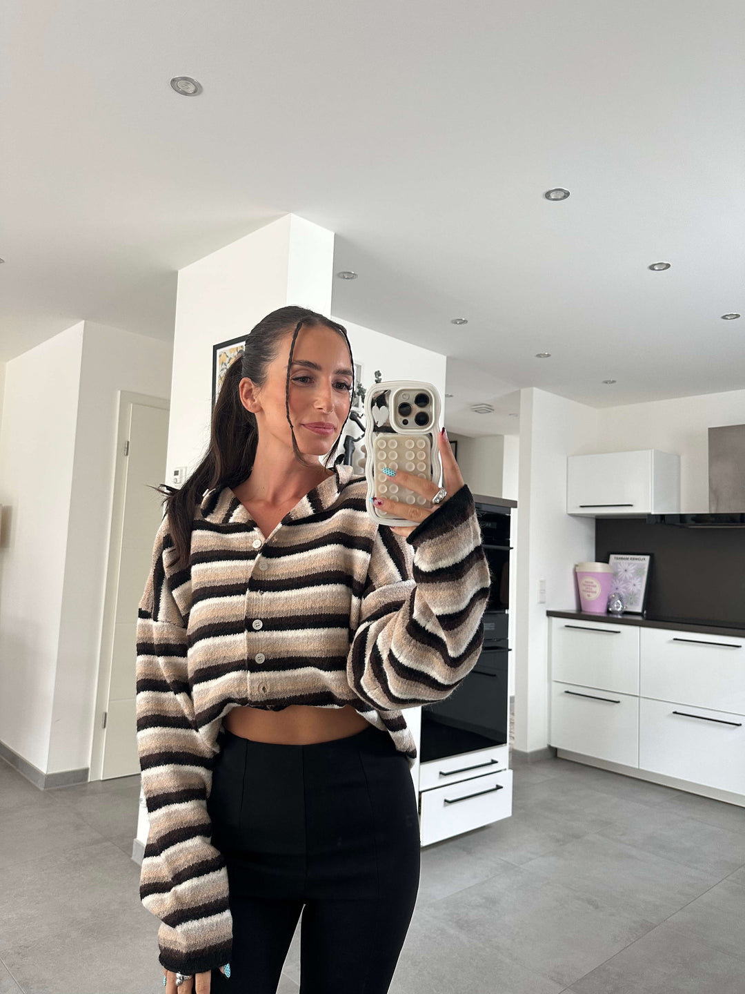 Model Lisa trägt gestreifte Cropped-Bluse mit Knopfleiste – lisas-boutique.de