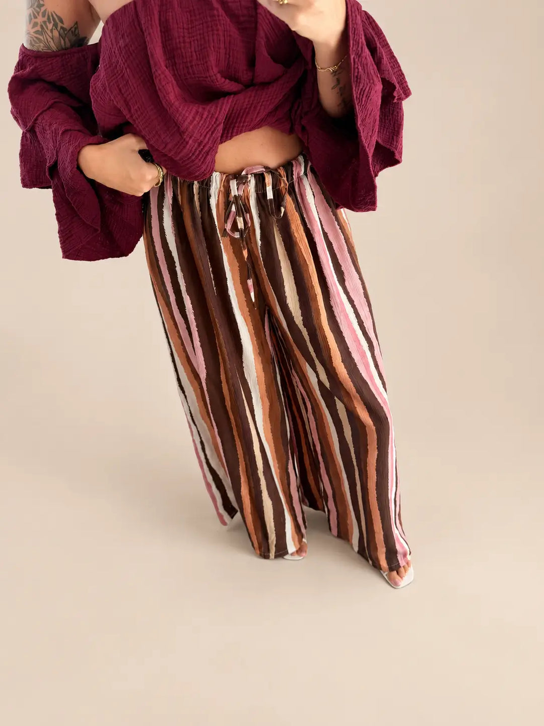 Brązowe szerokie spodnie damskie w paski, zbliżenie | Lisa’s Boutique