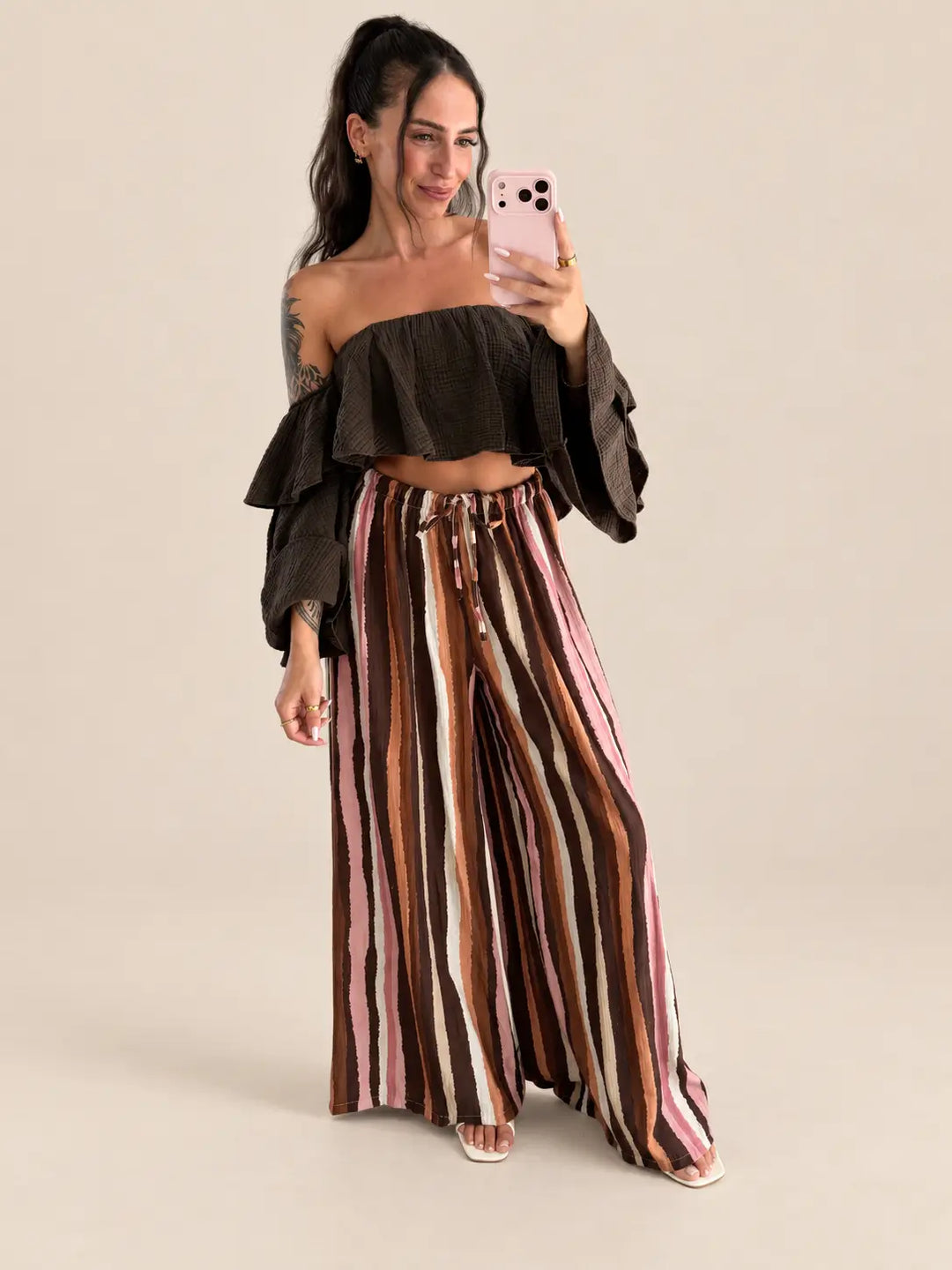 Brązowe spodnie damskie w paski rdzawe i kremowe, z szeroką nogawką i elastycznym pasem z wiązaniem | Lisa’s Boutique