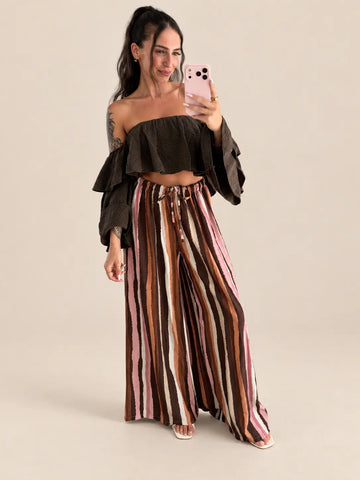 Brązowe spodnie damskie w paski rdzawe i kremowe, z szeroką nogawką i elastycznym pasem z wiązaniem | Lisa’s Boutique
