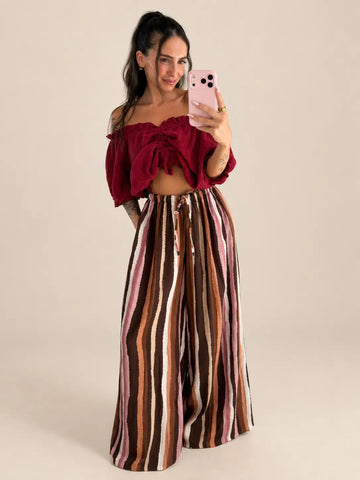 Brązowe szerokie spodnie damskie w paski z marszczoną muślinową bluzką w kolorze bordowym z falbaną | Lisa’s Boutique