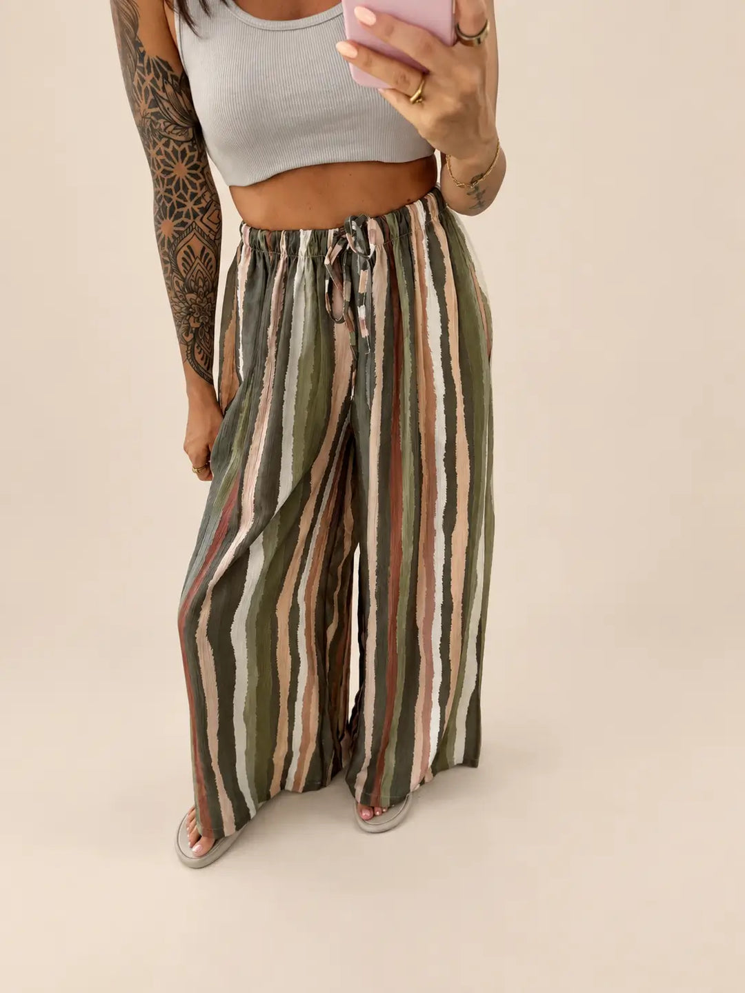 Szerokie spodnie damskie w paski w kolorze khaki, zbliżenie pasa i pasków | Lisa’s Boutique
