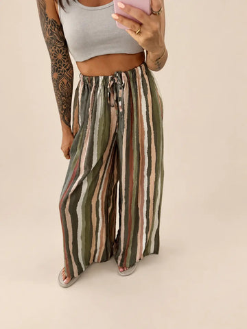 Szerokie spodnie damskie w paski w kolorze khaki, zbliżenie pasa i pasków | Lisa’s Boutique