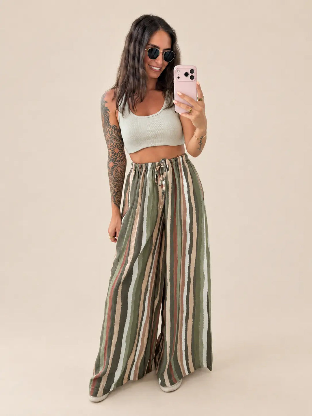 Szerokie spodnie damskie w paski w kolorze khaki, selfie w lustrze z szarym topem | Lisa’s Boutique