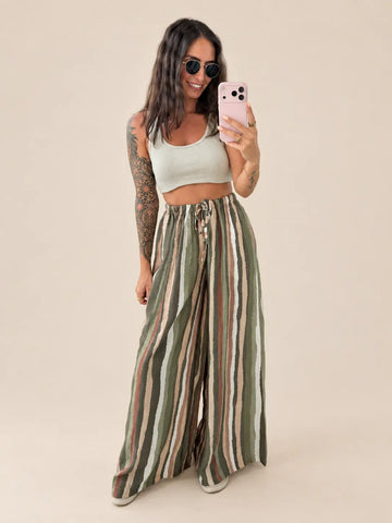 Szerokie spodnie damskie w paski w kolorze khaki, selfie w lustrze z szarym topem | Lisa’s Boutique
