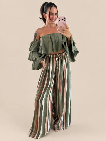 Szerokie spodnie damskie w paski w kolorze khaki z szeroką nogawką i troczkiem, cała sylwetka z muślinową bluzką bez ramiączek | Lisa’s Boutique