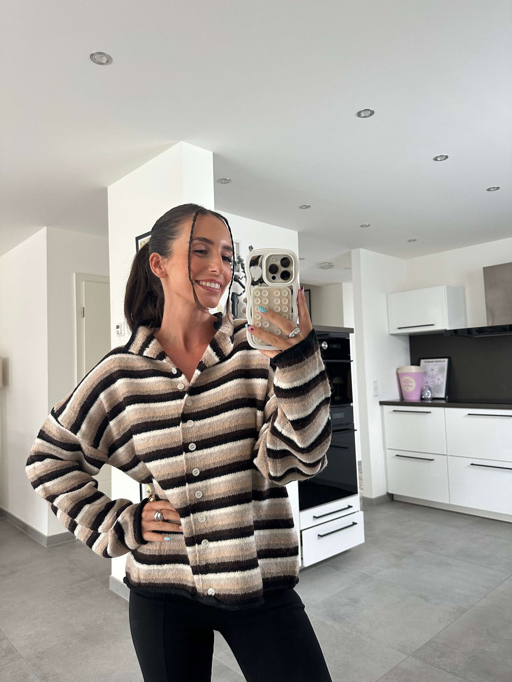Lisa trägt langärmlige gestreiften Cardigan mit Knopfleiste – lisas-boutique.de