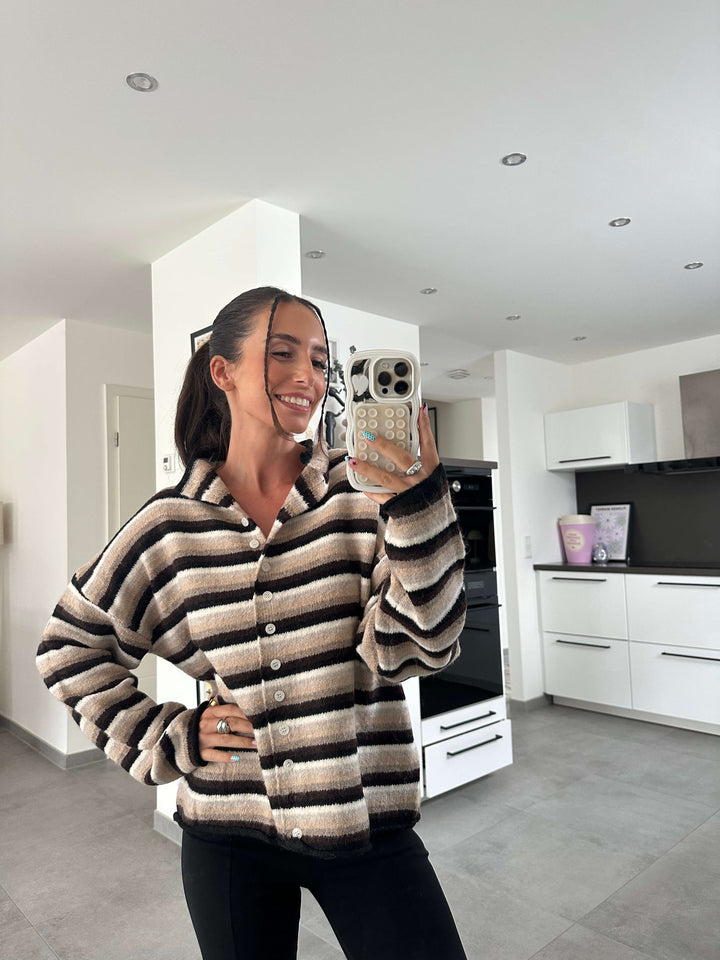 Lisa trägt langärmlige gestreiften Cardigan mit Knopfleiste – lisas-boutique.de