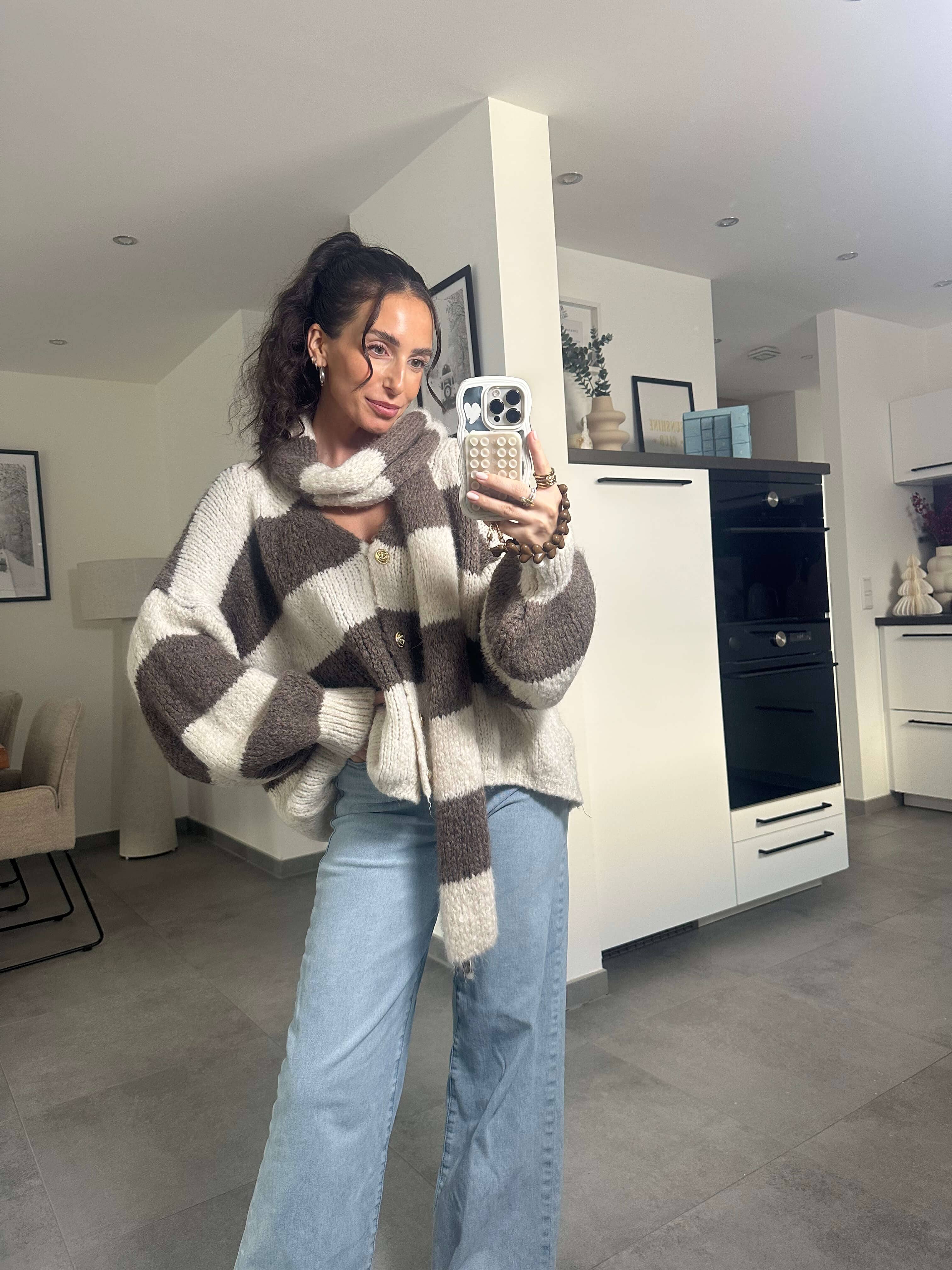 Gestreifter Strickcardigan mit Schal – Creme & Braun Cardigan Lisas Boutique 