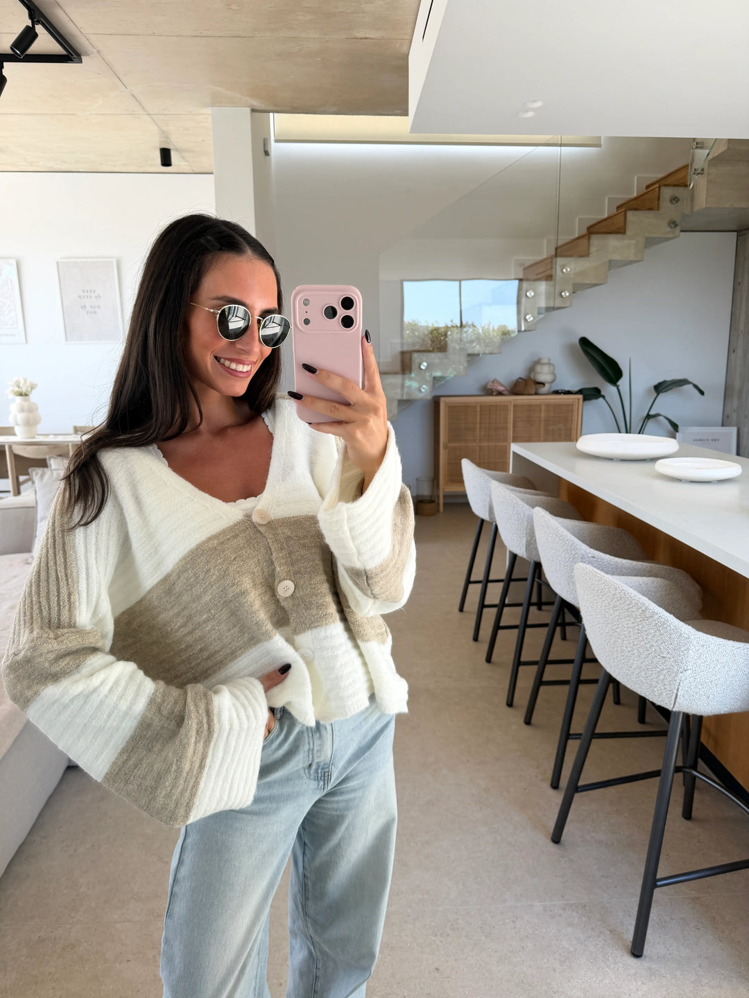 Gebreid vest dames in wit met blokstrepen en wijde mouwen, spiegelfoto in de woonkamer met jeans | Lisa’s Boutique