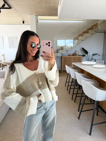 Gebreid vest dames in wit met blokstrepen en wijde mouwen, spiegelfoto in de woonkamer met jeans | Lisa’s Boutique