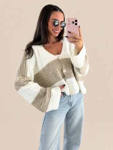 Gestreept vest dames in wit met V hals en knoopsluiting, spiegelfoto in de studio met jeans | Lisa’s Boutique