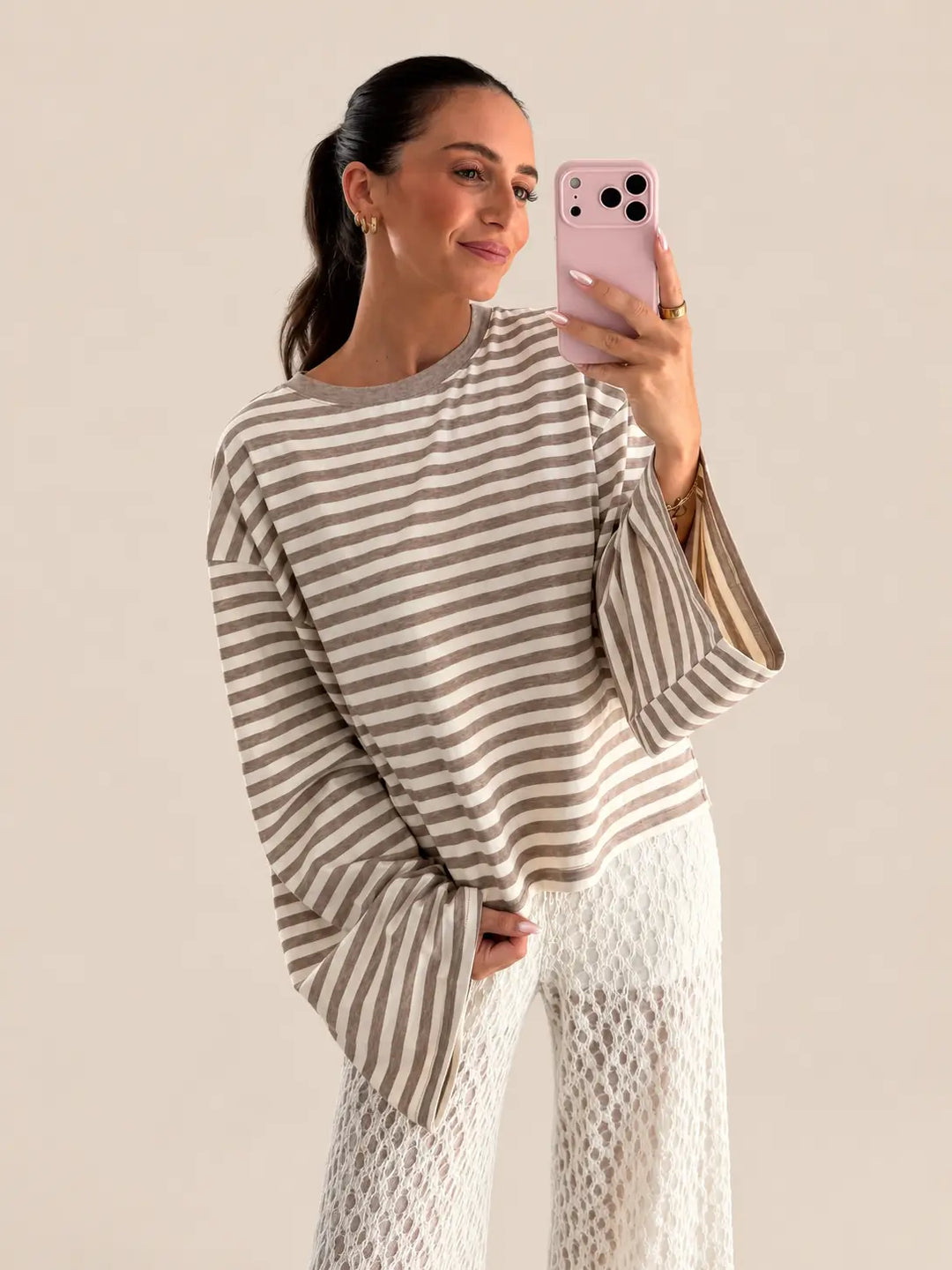 Beżowy longsleeve w paski damski, widok z ukosa z szerokimi rękawami | Lisa’s Boutique