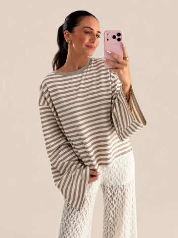Beżowy longsleeve w paski damski, widok z ukosa z szerokimi rękawami | Lisa’s Boutique