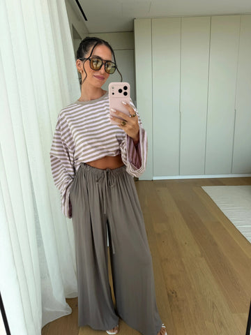 Gestreiftes Longsleeve Damen in Rosa, Ganzkörperansicht am Fenster | Lisa’s Boutique