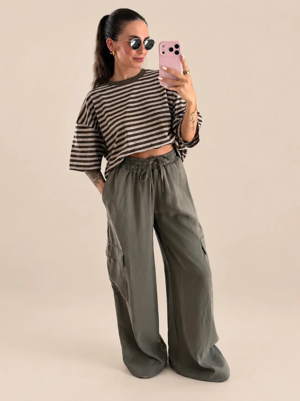Gestreiftes Shirt Damen in Khaki im Outfit mit Cargo Hose | Lisa’s Boutique