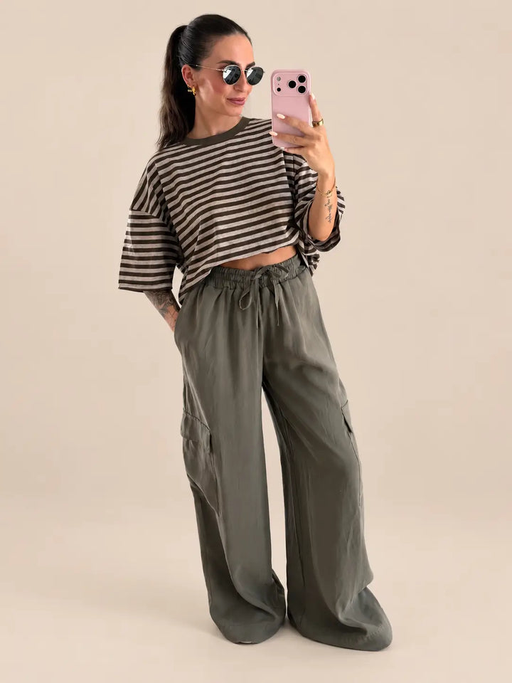 Gestreept shirt dames in Khaki, gedragen in een outfit met cargobroek | Lisa’s Boutique