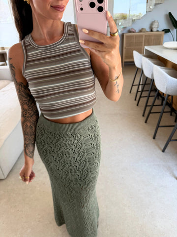 Top a righe donna in mix di colori marrone, tortora e bianco, primo piano sulla modella | Lisa’s Boutique