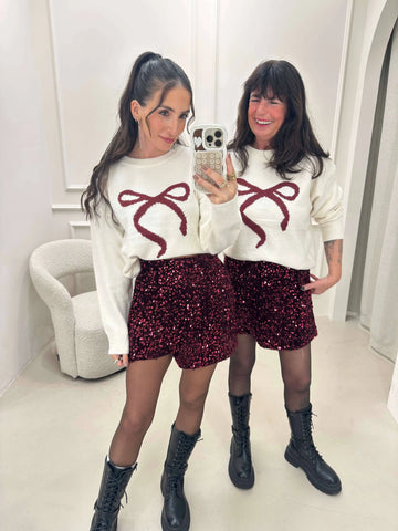 Bordeaux glitter skort met pailletten – gedragen door een model | Lisa’s Boutique