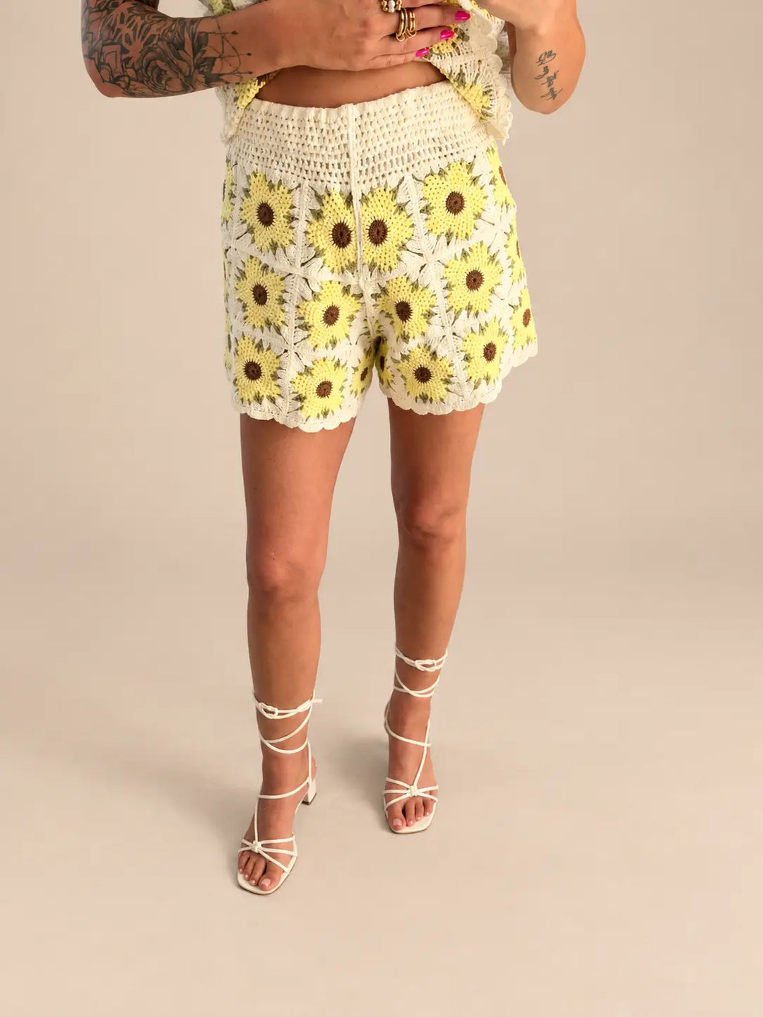 Pantaloncini all’uncinetto donna in beige e giallo con motivo floreale e orlo ondulato, dettaglio | Lisa’s Boutique
