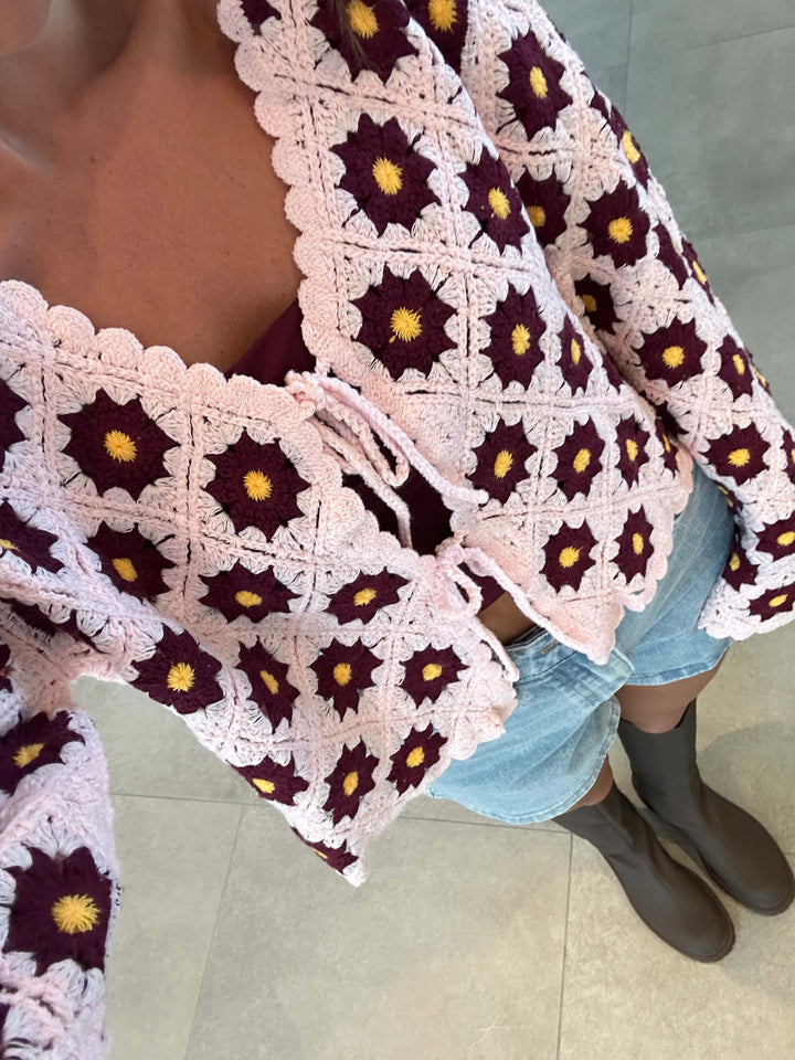 Häkelcardigan im Blumenmuster mit lila und gelben Details, Lisa's Boutique