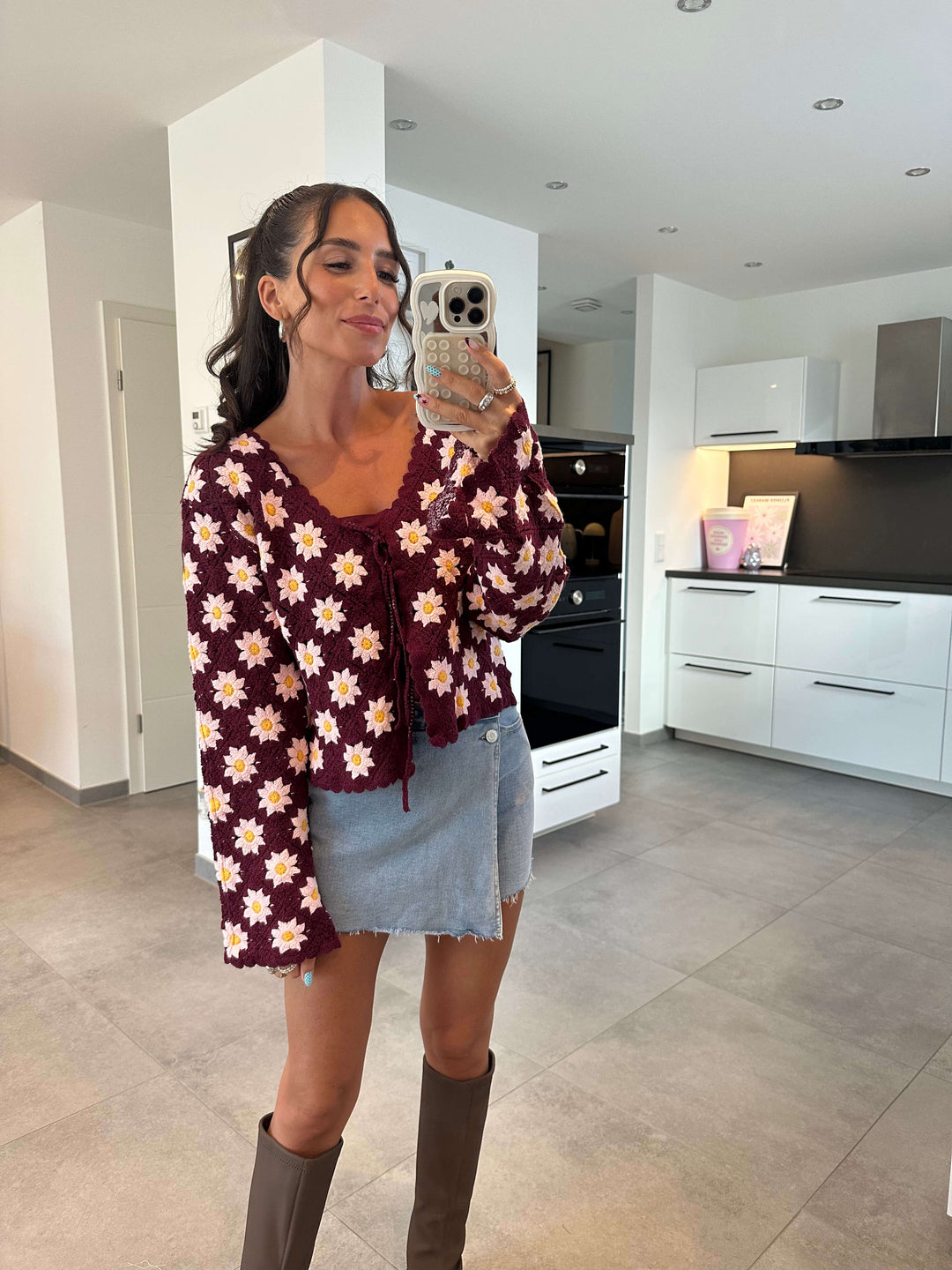 Bordeauxfarbener Häkelcardigan mit rosa Blumenmuster, Lisa's Boutique