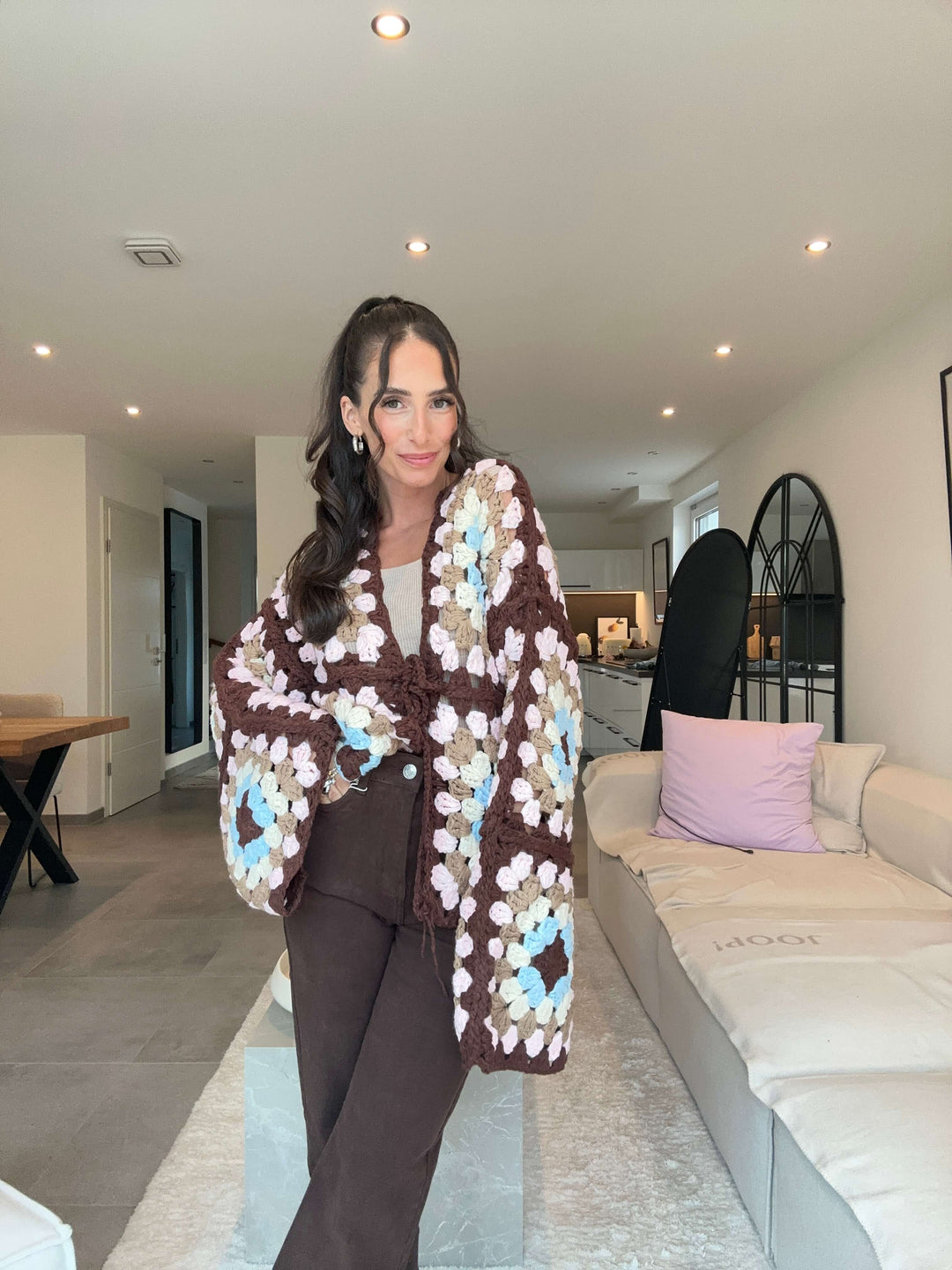 Brauner Häkelcardigan mit blauen und weißen Blumenmustern, Lisa's Boutique