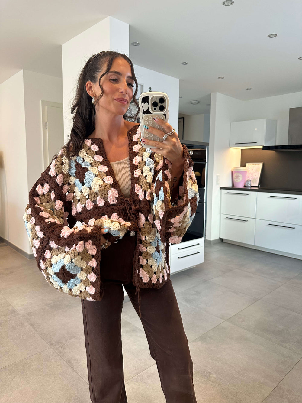 Bunter Häkelcardigan mit großem Blumenmuster, Lisa's Boutique