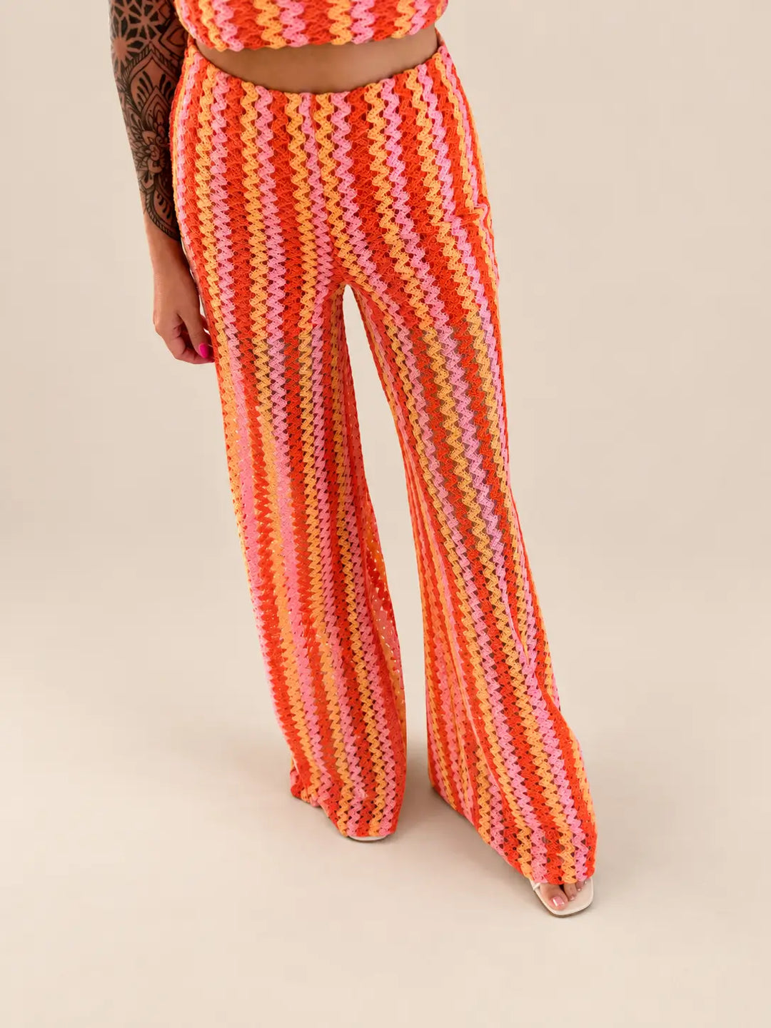 Pantaloni all’uncinetto a righe donna in arancione, dettaglio del motivo a righe | Lisa’s Boutique