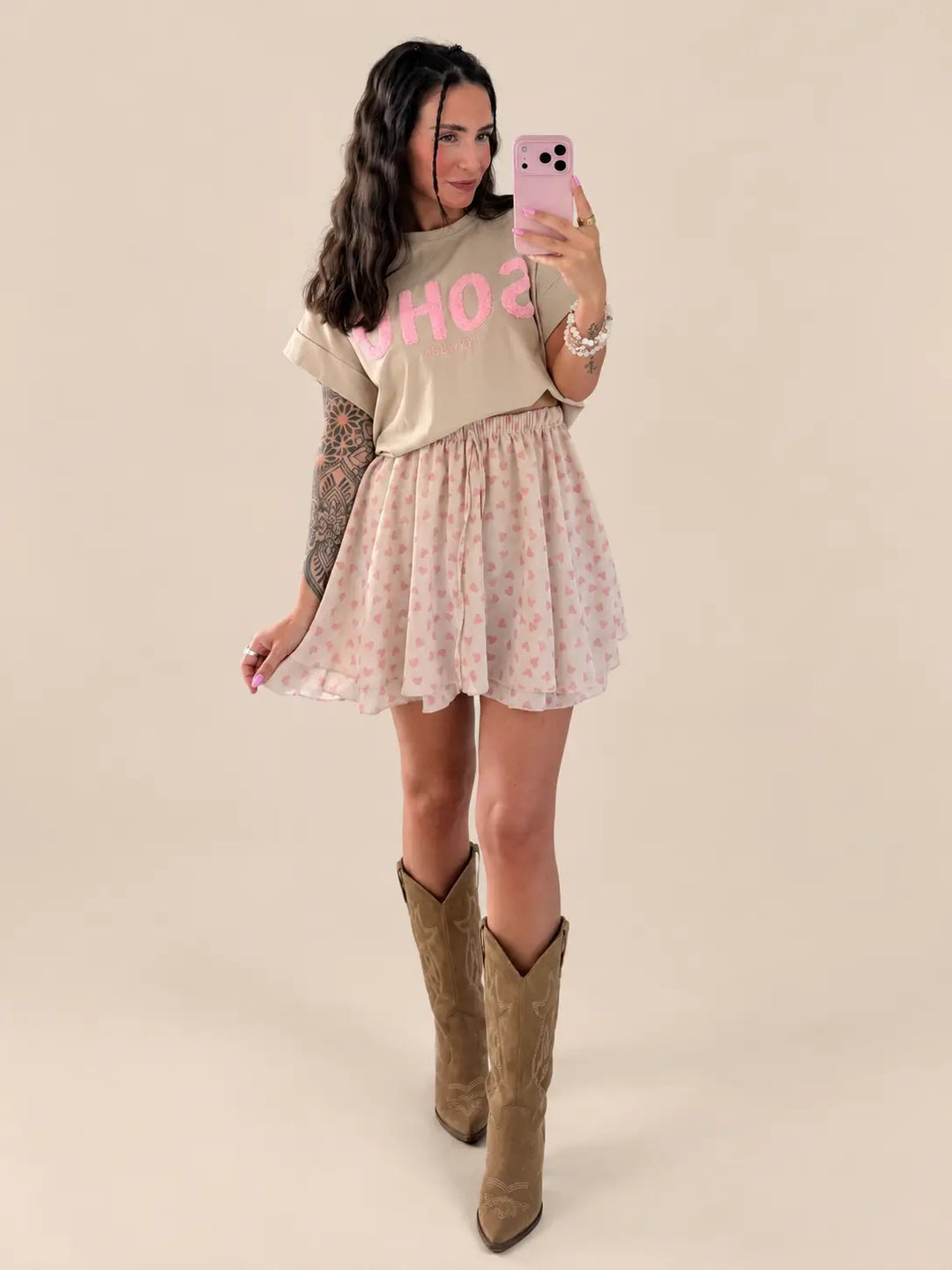 Beiges SOHO T-Shirt Damen und beiger Herz Hosenrock | Lisa’s Boutique